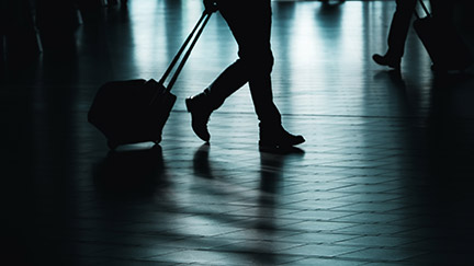 Un viajero con su maleta en un aeropuerto