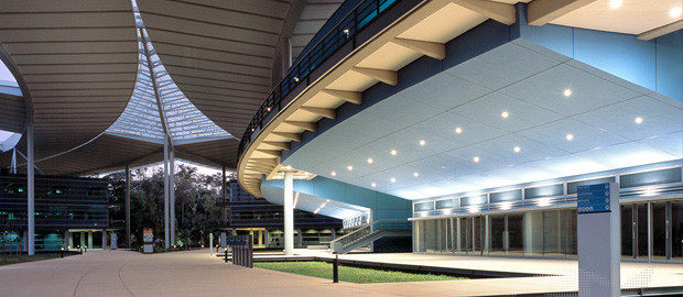 Vista exterior de la entrada a un edificio moderno