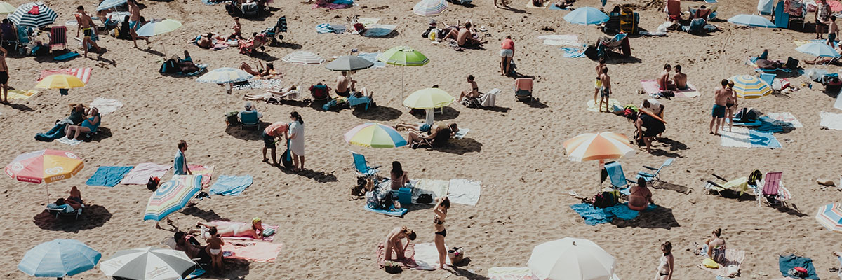 Un gran número de personas en la playa