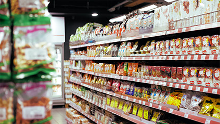 Un pasillo de un supermercado lleno de productos