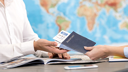 Una persona mostrando su pasaporte